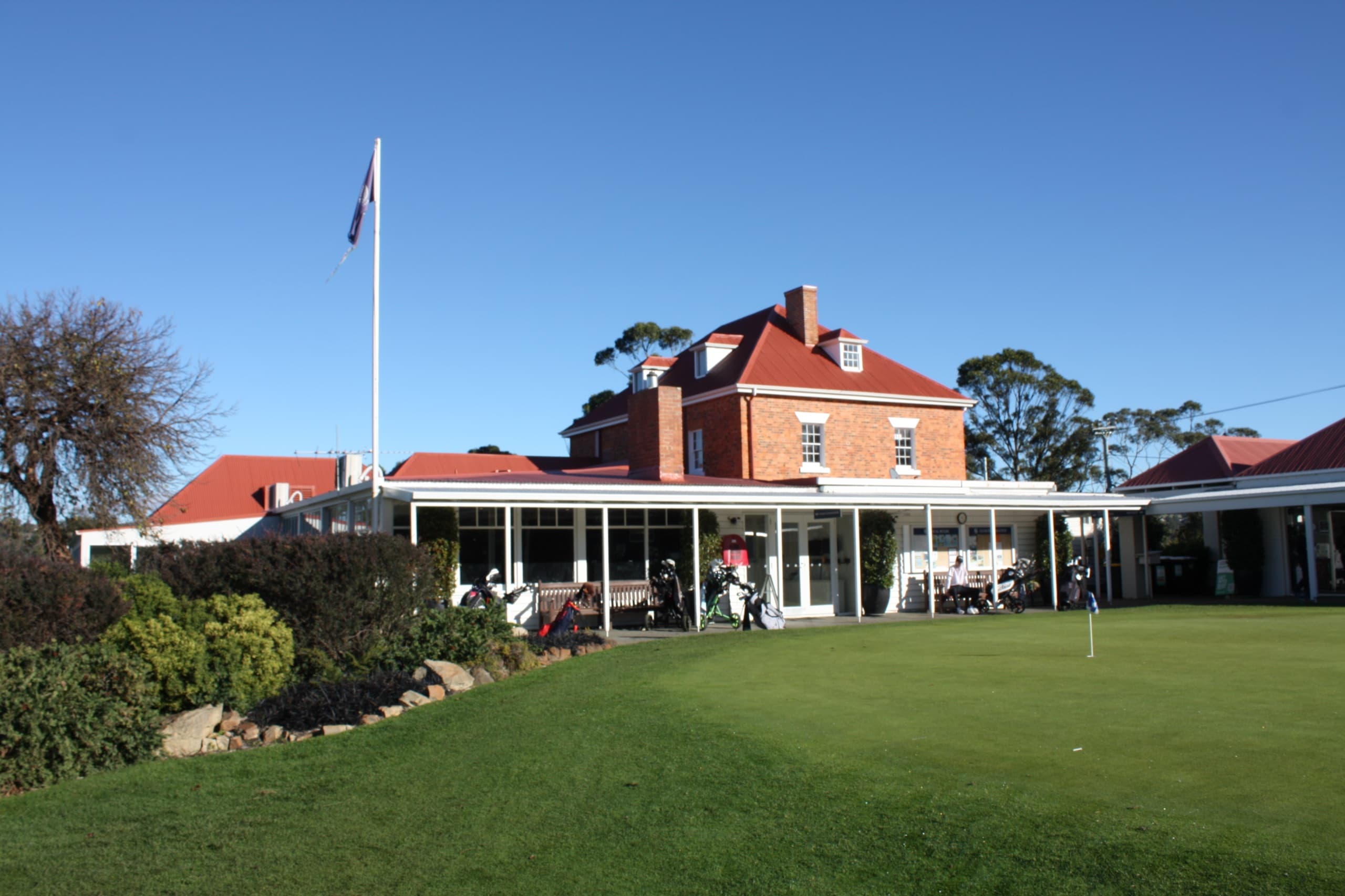 The clubhouse and practice putting green at Kingston Beach Golf Club